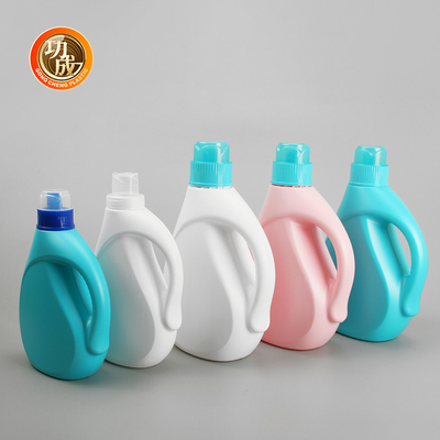 Garrafa de plástico com detergente líquido semitransparente