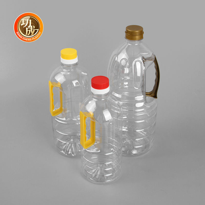 O óleo de girassol do produto comestível 1 litro engarrafa a garrafa plástica clara do vinagre com punho