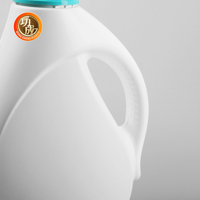Garrafa de plástico com detergente líquido semitransparente