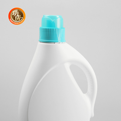 Garrafa de plástico com detergente líquido semitransparente