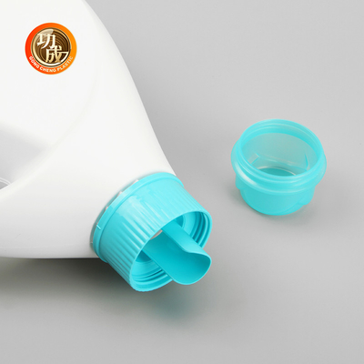 Garrafa de plástico com detergente líquido semitransparente